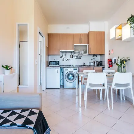 One Bed Amazing Sunset With Garage , Pool & Lift, Center Algarve