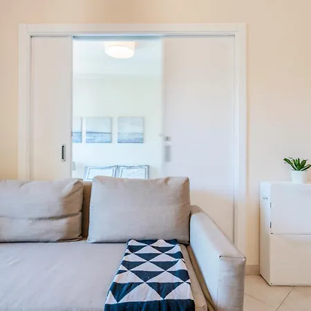 One Bed Amazing Sunset With Garage , Pool & Lift, Center Algarve