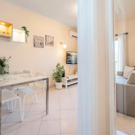 One Bed Amazing Sunset With Garage , Pool & Lift, Center Algarve Apartment