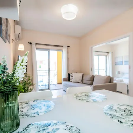 One Bed Amazing Sunset With Garage , Pool & Lift, Center Algarve Apartment *